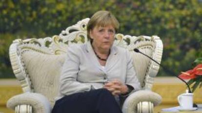 La canciller alemana, Angela Merkel, durante la segunda ronda de consultas intergubernamentales chino-alemanas, a la que asisten ministros de ambos países, en el Gran Palacio del Pueblo de Pekín (China). EFE/Archivo