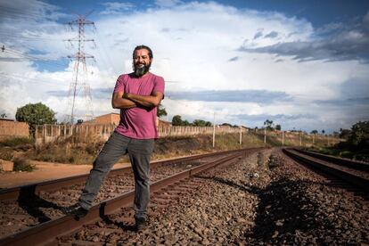 O professor Evandro Medeiros, na estrada de ferro.