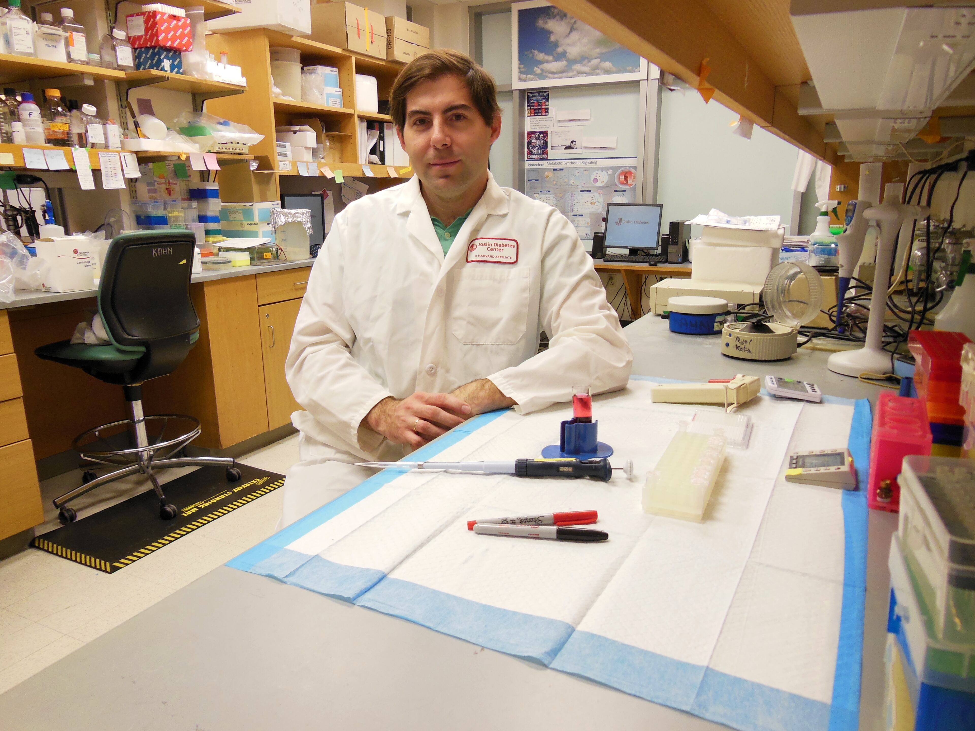 El biólogo español Rubén García, en su laboratorio del Centro Joslin de Diabetes, de la Escuela de Medicina de Harvard, en Boston (EE UU).