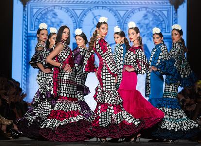 Los lunares siguen siendo los protagonistas de la moda flamenca, en la imagen, un momento del desfile de Pablo y Juanjo