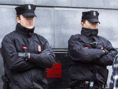 Dos agentes de la Policía Foral de Navarra, en una foto de archivo.