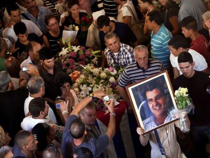 Mourners carry the coffin of dissident Oswaldo Pay&aacute;, who died in a car crash on Sunday.