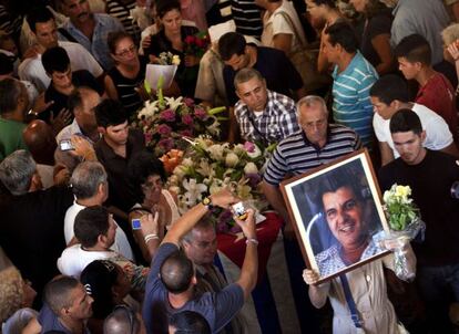 Mourners carry the coffin of dissident Oswaldo Payá, who died in a car crash on Sunday.