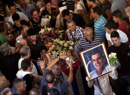 Mourners carry the coffin of dissident Oswaldo Pay&aacute;, who died in a car crash on Sunday.