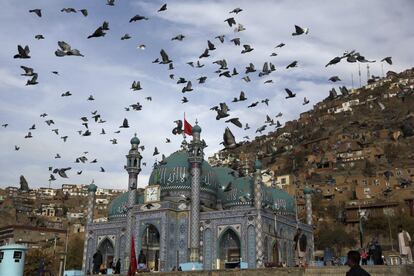 Una bandada de palomas vuela sobre el santuario de Karti Sakhi, en Kabul (Afganistán).