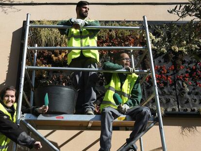 Raquel Escorial, Jesús Molina y Bryan Jesús Novoa, el pasado viernes en un colegio de Madrid. 