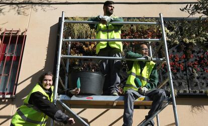 Raquel Escorial, Jesús Molina y Bryan Jesús Novoa, el pasado viernes en un colegio de Madrid. 