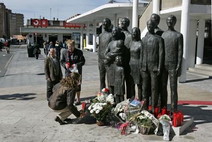 Acto en recuerdo de las víctimas de los atentados celebrado junto a la estación de cercanías de Alcalá de Henares, localidad madrileña en la que residían 27 de los fallecidos en los atentados del 11-M. Marzo de 2008.