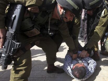 Soldados israelíes detienen a un manifestantes en Hebrón, el viernes.