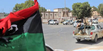 Fuerzas alineadas con el Gobierno Libio de unidad avanzan por una carretera de Sirte, este 10 de junio.