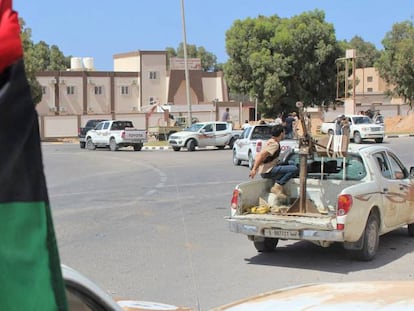 Forces alineades amb el Govern libi d'unitat avancen per una carretera de Sirte, aquest 10 de juny.