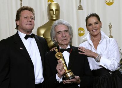 Arthur Hiller recibe un galardón en Hollywood en 2002.