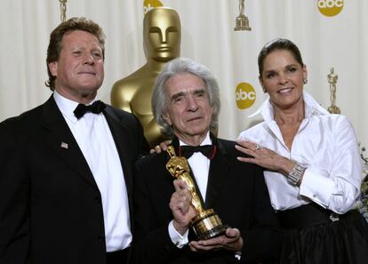 Arthur Hiller recibe un galard&oacute;n en Hollywood en 2002.