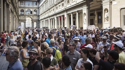 Filas diante da Galeria Uffizi, em Florença, em 29 de junho de 2016