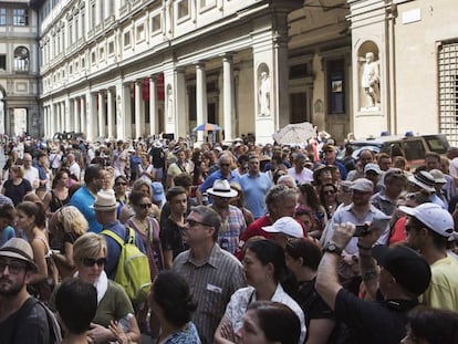 Filas diante da Galeria Uffizi, em Florença, em 29 de junho de 2016