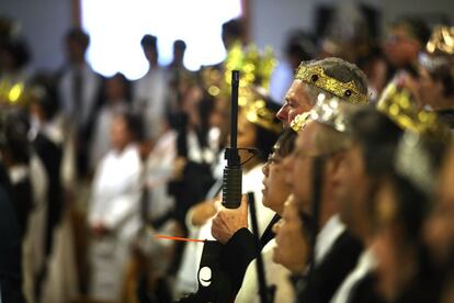 Varios fieles empuñan rifles AR-15 durante una "ceremonia de compromiso" en una iglesia de Pensilvania (Estados Unidos), el Santuario Mundial de Paz y Unificación. El líder de la iglesia, Hyung Jin Nin, dijo en una oración que Dios da a las personas el derecho a portar armas.