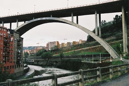 Es uno de los últimos puentes construidos sobre la ría; el único tablero que forma dicho puente se eleva a 148 metros de altura sobre las aguas y es sustentado por 28 gigantescas columnas a las que sirven de base las antiguas minas de Sílfide y Malaespera. Fue inaugurado en abril de 1995, y un mes antes su resistencia quedó demostrada cuando 24 camiones de 30 toneladas cada uno lo recorrieron sin parar durante cuatro horas.