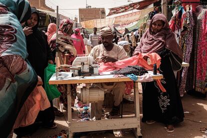 Un sastre confecciona prendas en una calle de mercado en Omdurman (Sudán).