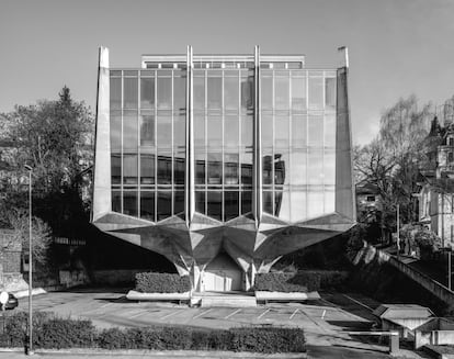 En este caso, el hormigón cede el protagonismo a otro de los materiales destacados del brutalismo: el cristal. Uno de los aspectos que más llama la atención de este edificio proyectado por el arquitecto indio –naturalizado suizo– Jack Vicajee Bertoli es, precisamente, la sucesión de vidrios teñidos de naranja, azul y rosa. Con ello se crea un curioso efecto visual, ya que la fachada parece dar cuenta de un atardecer espectacular a cualquier hora del día. Apodado el Tulipán, la construcción acoge una fundación suiza para la investigación médica en la ciudad de Ginebra.