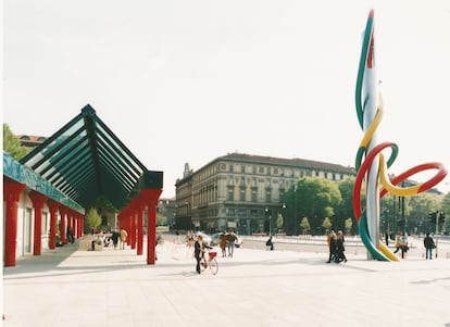 La plaza de Cardorna fue remodelada por Gae Aulenti en el año 2000 con su recurrente empleo del rojo y la inclusión de la escultura 'Needle, Thread and Knot', de Claes Oldenburg y Coosje van Bruggen. Foto: Guia Sambonet