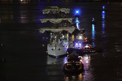 La noche del sábado, el buque de 90,5 metros de largo y 12 de ancho, se preparaba para dejar Nueva York y dirigirse a Islandia. Ante la mirada de testigos congregados en el Pier 17 para despedirlo, se desequilibró y posteriormente se estrelló contra el puente de Brooklyn.