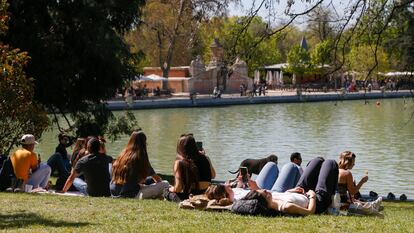 Varias jóvenes disfrutan de una mañana soleada en el Parque del Retiro de Madrid.