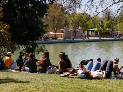 Varias jóvenes disfrutan de una mañana soleada en el Parque del Retiro de Madrid.