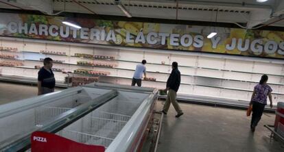 Un supermercado en Caracas pr&aacute;cticamente vac&iacute;o.