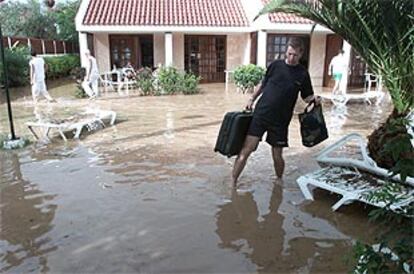 Un turista saca sus pertenencias de un complejo de apartamentos del sur de la isla de Gran Canaria.