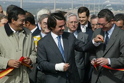 Francisco Álvarez-Cascos, José María Aznar y Alberto Ruiz-Gallardón, en la inauguración de la Radial 2.