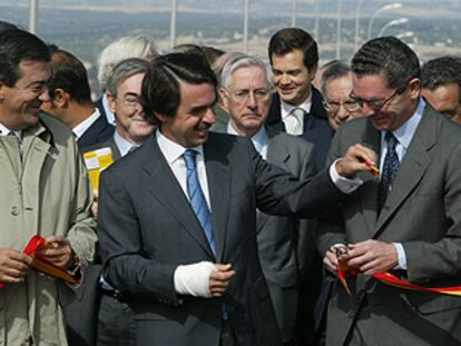 Francisco Álvarez-Cascos, José María Aznar y Alberto Ruiz-Gallardón, en la inauguración de la Radial 2.