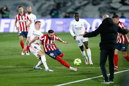 Kroos defiende una acción ante Héctor Herrera en presencia de Zidane y Mendy.