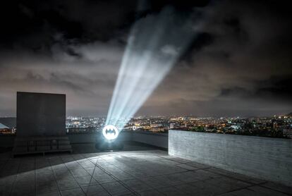 La obra 'Bat señal, 1989' de Alex Israel iluminará la ciudad de Marsella hasta agosto desde lo alto de La Cité Radieuse. |