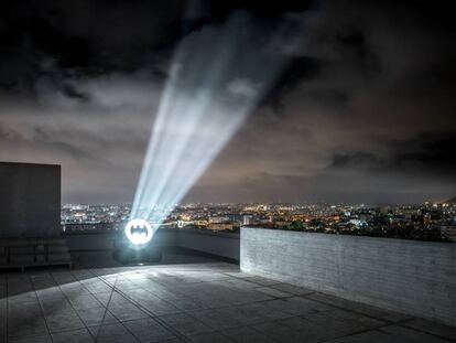 La obra 'Bat señal, 1989' de Alex Israel iluminará la ciudad de Marsella hasta agosto desde lo alto de La Cité Radieuse. |
