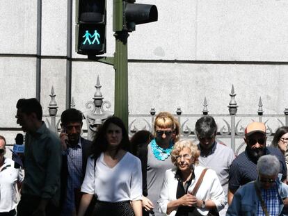 Manuela Carmena, en el centro, durante de la inauguración de los semáforos contra la homofobia.