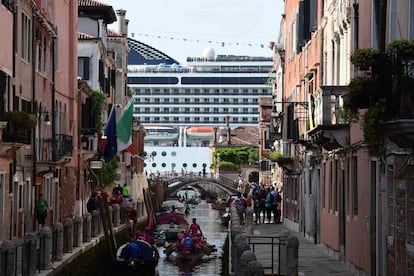 O MSC Magnifica é visto de um dos canais que levam à Lagoa de Veneza, em 9 de junho de 2019.