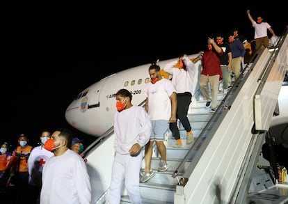 Migrantes deportados de Estados Unidos descienden de un avión en Caracas, Venezuela, el 28 de marzo de 2025.