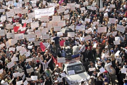 Miles de personas participan en una manifestación en Casablanca para pedir reformas políticas en Marruecos.