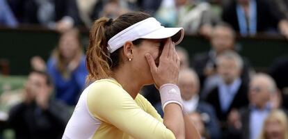 La tenista Garbiñe Muguruza llora tras ganar su primer Roland Garros.