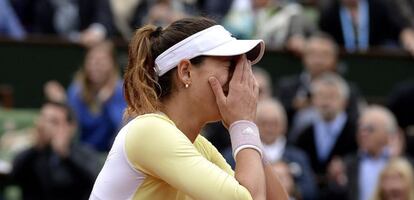 La tenista Garbi&ntilde;e Muguruza llora tras ganar su primer Roland Garros. 