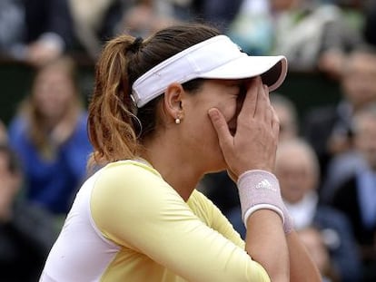 La tenista Garbi&ntilde;e Muguruza llora tras ganar su primer Roland Garros. 