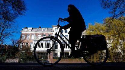 Una ciclista en La Haya, en los Pa&iacute;ses Bajos. 