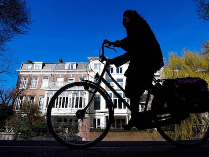 Uma ciclista em Haia, nos Países Baixos.