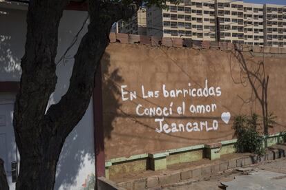 Um graffiti se refere a um romance iniciado durante os protestos em que os manifestantes construíram barricadas para exigir a renúncia do líder chavista Nicolás Maduro. A cidade, submersa em uma crise de fornecimento de energia há mais de dois anos, já havia exigido em 2018, através da Câmara de Comércio de Maracaibo, que se declarasse a emergência no setor devido à impossibilidade de operar com as quedas de energia prolongadas. Quando não há eletricidade, os sistemas de bombeamento que fornecem água, a Internet, as telecomunicações ou pontos de pagamento não funcionam.