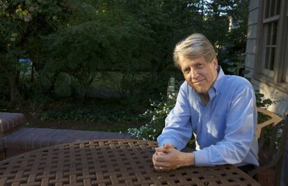 Shiller posaba la semana pasada en su casa de New Haven en Connecticut, Estados Unidos, tras recibir el Nobel.