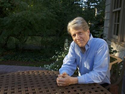 Shiller posaba la semana pasada en su casa de New Haven en Connecticut, Estados Unidos, tras recibir el Nobel.