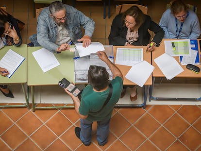 Una persona ejerce su derecho al voto en un colegio electoral de Sevilla.