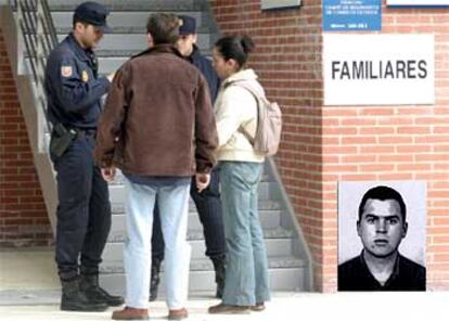 Dos personas consultan a unos policías en el recinto de Ifema.