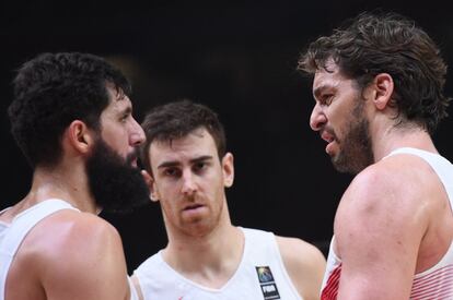 Mirotic habla con Victor Claver y Pau Gasol durante el partido