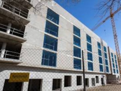 La compraventa de viviendas cae un 4,3% interanual en febrero pero vuelve a los niveles prepandemia